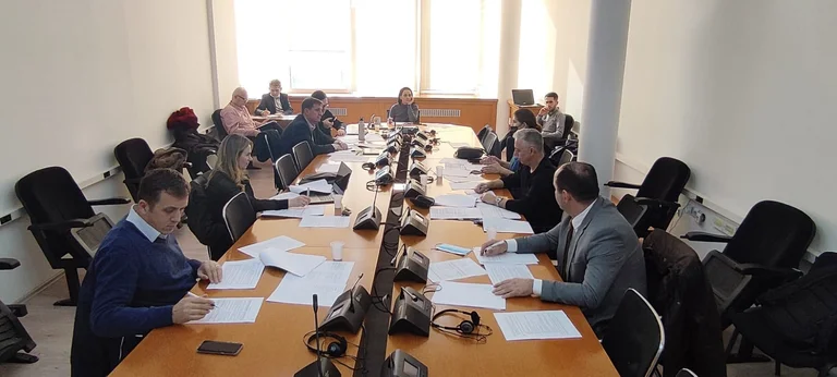 Lajmi i fundit i rrallë: Në Kuvend po mbahet një mbledhje pa shpenzime