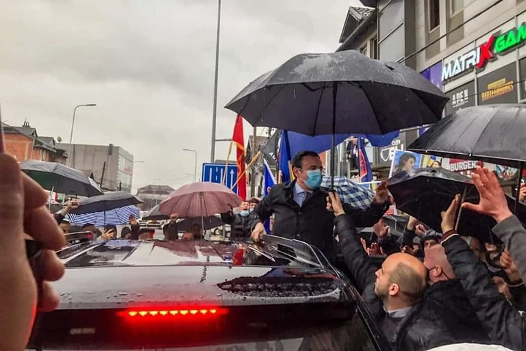 Molliqaj: Letra e Kusarit për deputetët e VV’së tregon se shtëpia e madhe, xhipat, truprojat i takojnë veç Kurtit