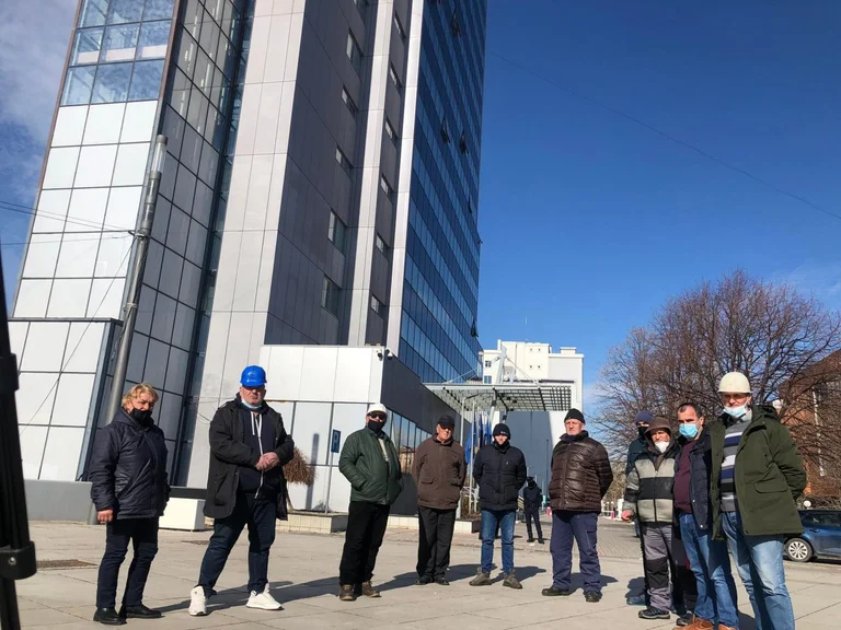 Punëtorët e minierës “Golesh” protestojnë para Qeverisë së Kosovës