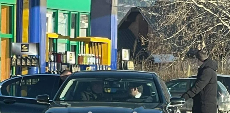 Peci shetit familjarët e tij me veturë zyrtare? Shihet tek një pompë derivatesh