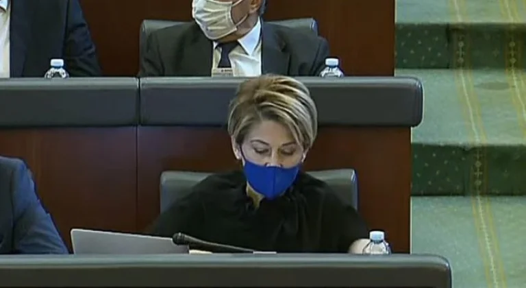 Reagimi i Mimoza Kusarit për naftën e deputetëve: Fajtor del Jakup Krasniqi