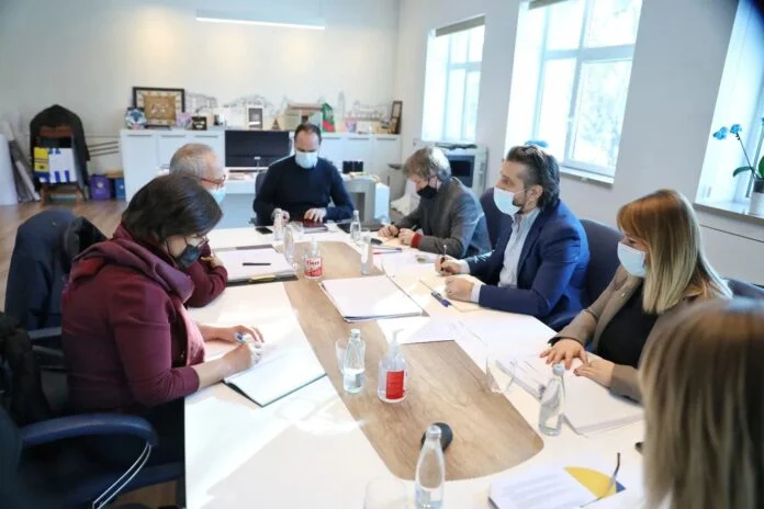 Rama diskuton me Zyrën e BE-së për projektet e hekurudhës dhe sallës koncertale