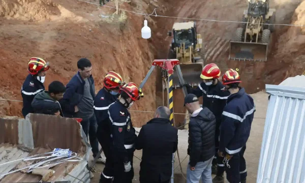 Një djalë 5 vjeç tri ditë i ngujuar në bunarin 32-metërsh në Marok, vazhdon kërkimi
