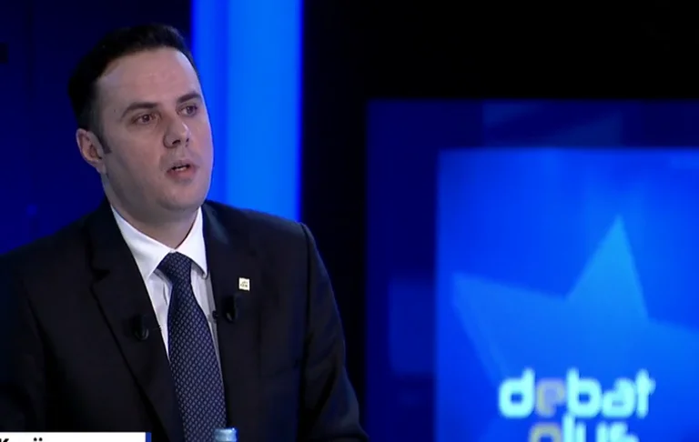 Abdixhiku: Nuk mund të marrë ligjërata prej njerzëve që ia kanë ncjerr sytë policëve e janë detyruar të shkojnë në Turqi për trajtim
