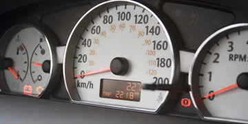 La raíz permitida: ¿Sabía usted que el indicador de velocidad del <x0 Confhate un poco?