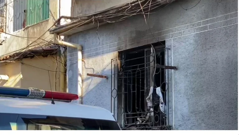 Zjarr në banesë: Burri vdes, gruan e shpëton fqinji në Shkodër