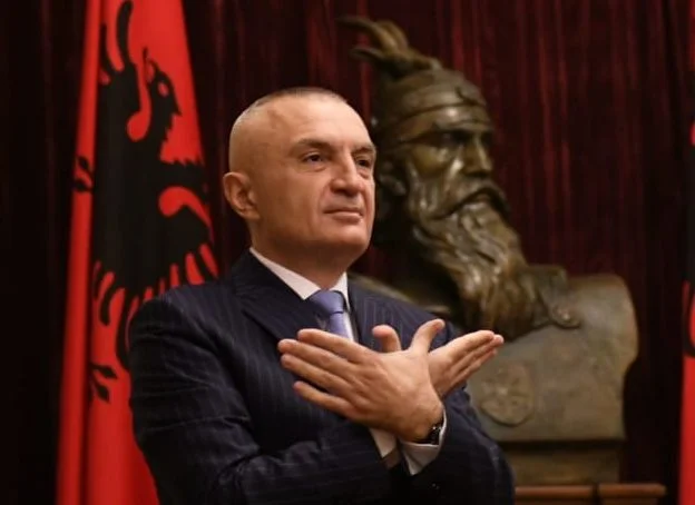 Kuvendi mblidhet ta shkarkojë: Ilir Meta fton në Presidencë ca valltarë nga Dibra që t’i dekorojë