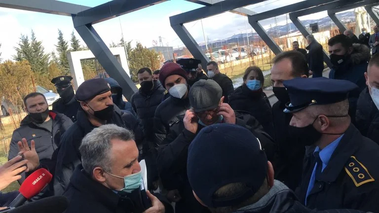 AKP-ja, e shoqëruar nga Policia e Kosovës, ndërhyn në zyrat e “Agro Kosova Holding”