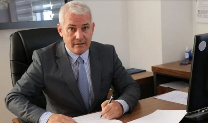 Gjykata: Ministri Sveçla të sjellet me detyrim në seancë për rastin ku e kishte gjuajtur me gurë e shishe Policinë