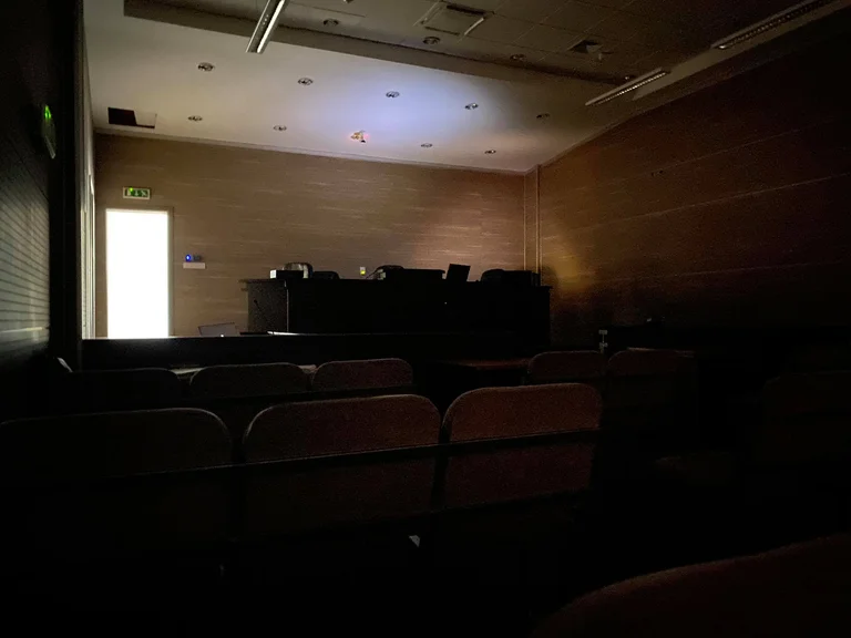 Ndalet rryma në Pallatin e Drejtësisë, mbesin në terr gjatë seancës në rastin ‘Afera e Hidrocentraleve’