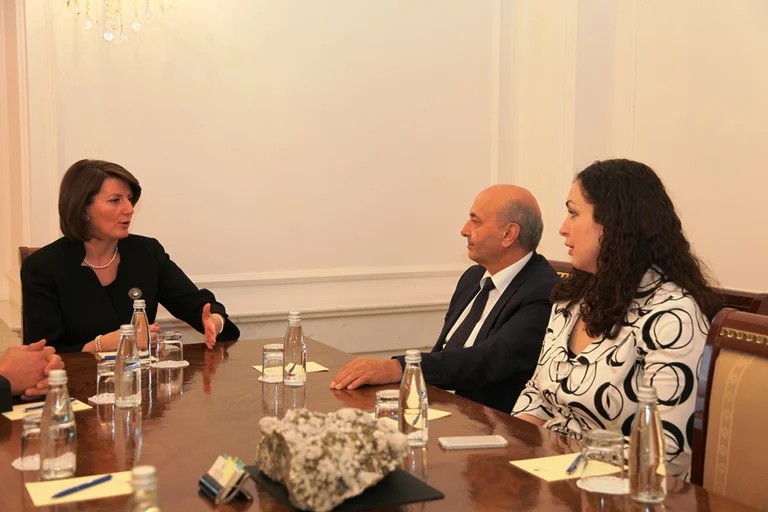 Mustafa krahason: Jahjaga ishte e sjellshme dhe e edukume, Osmani s’mundet me jetu pa hy në konflikt me dikë
