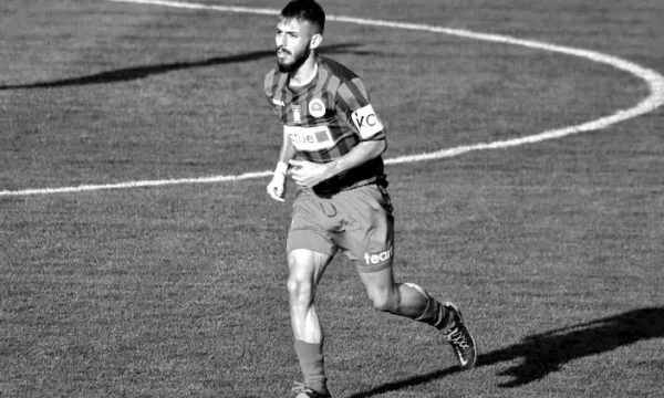 Tragjedi në futboll, bie pa ndjenja në fushë në minutat e para të ndeshjes, vdes futbollisti shqiptar
