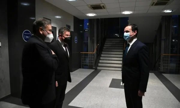 Ambasada e SHBA-së: Askush nuk po u kërkon udhëheqësve të Kosovës të bëjnë kompromis për integritetin territorial