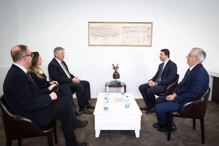 Memli Krasniqi pret në takim Ziadin Selën me bashkëpunëtorë