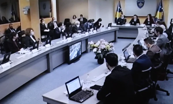Peci s’e çon dorën në Qeveri: E befason Kurtin