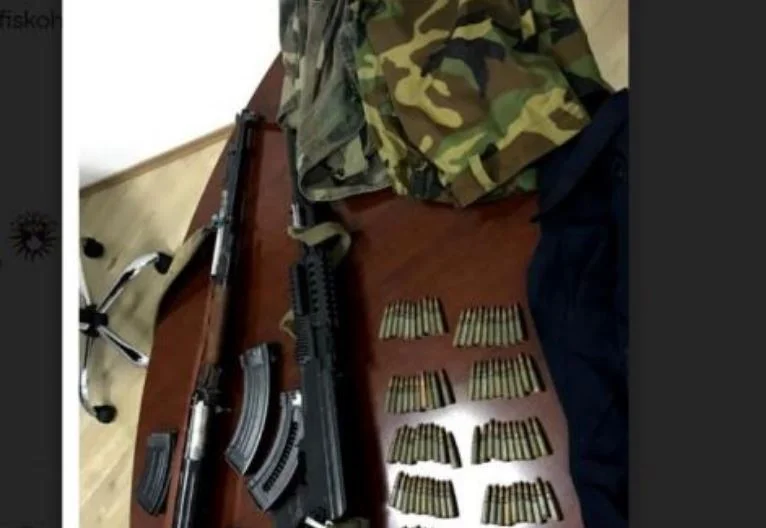 Arrestohet gjakovari 20 vjeçar, i konfiskohen armë, municion dhe uniformë ushtarake
