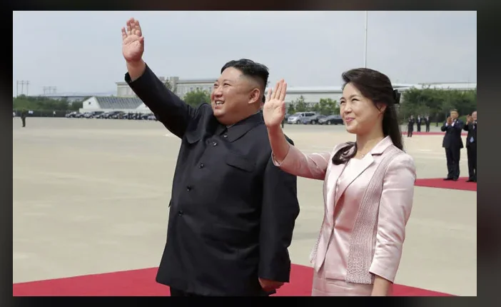 Populli i vuan për bukë: Kim Jongu me gru kënaqen në koncertin ku lartësohet figura e diktatorit