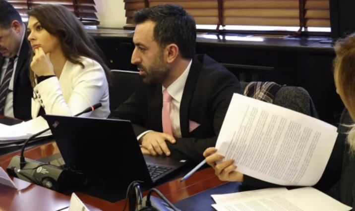 Sa duhet t’iu hyjnë ethet në bark qytetarëve? Ligji për verifikimin e pasurisë përplas Bashën e VV me Kicën e Guxo