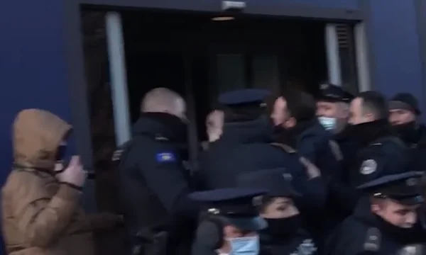 Molliqaj goditi me shuplakë policin që nuk e lejoi te shkallët e Qeverisë (Video)