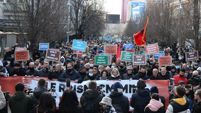 PSD’së i arrestohet një aktivist për protestën e rrymës, kërkon të lirohet