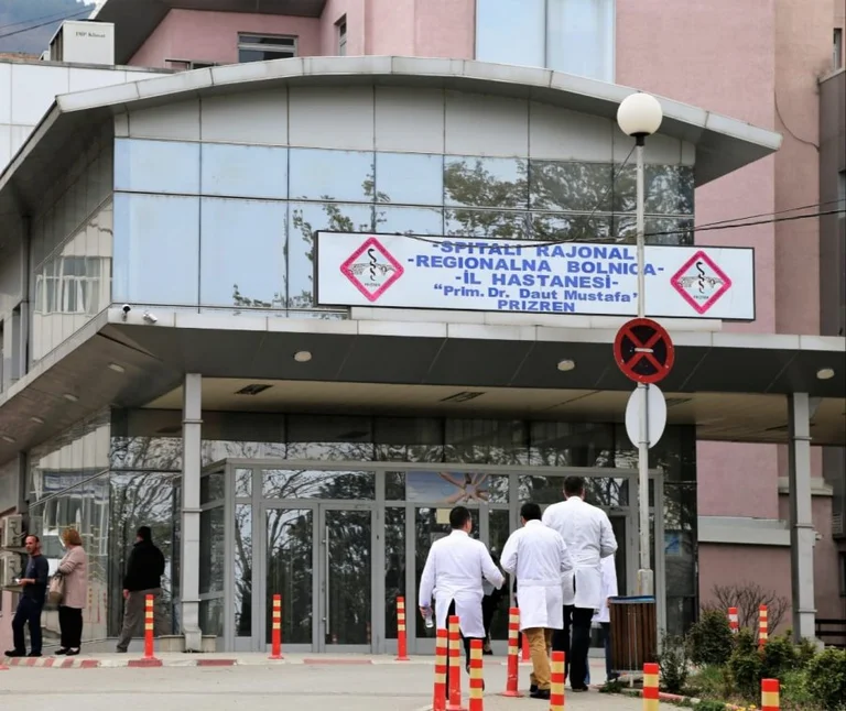 Familjarët lajmëruan Policinë për vdekjen e pacientit, flasin nga Spitali i Prizrenit: Na erdhi në gjendje të rëndë