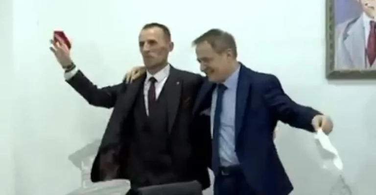 Kryetari i Vushtrrisë vallëzon me profesorin Lulzim Paci (Video)