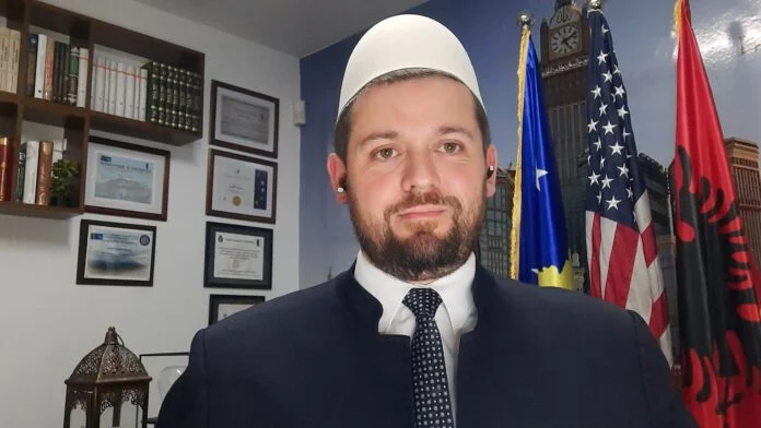 Hoxha kërkesë Albin Kurtit: Bullizëm edhe ndalesa për bartjen e shamisë në shkolla – Lejojeni atë