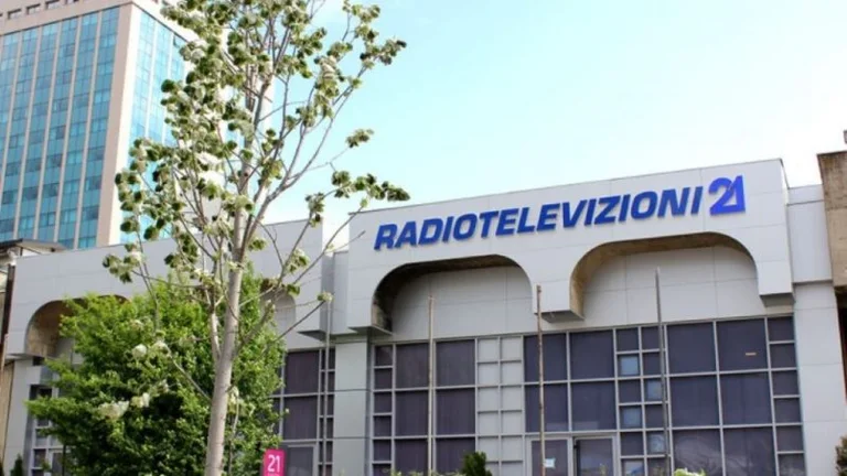 AKP’ja urdhëron televizionin RTV 21 të lirojë hapësirat, niset një betejë ligjore