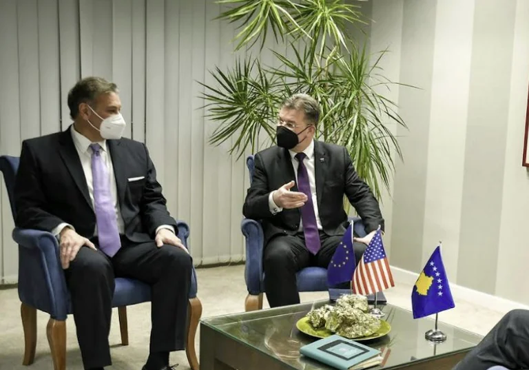 Escobar dhe Lajçak edhe sot në Kosovë, takohen me krerët e partive politike