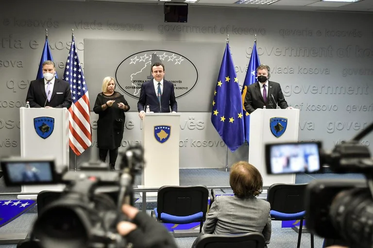 Kurti avec une déclaration après la rencontre avec Escobar de Lajcak: se bat contre “Balkans ouverts”