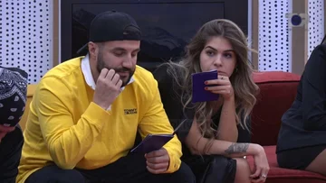 Sarah montre des plans avec DJ PM, il y a une demande pour le mariage.