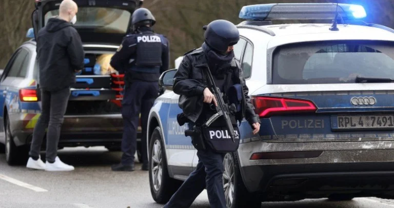 Uomo Arrestato dopo due poliziotti in Germania