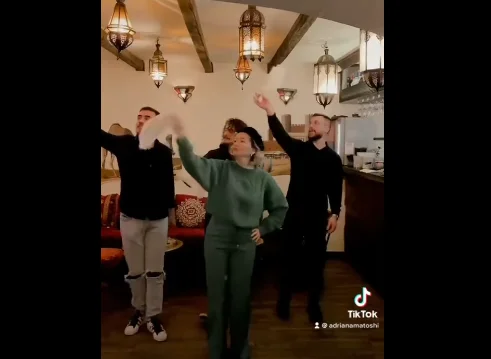 A differenza del suo socio, Adriana Matoshi rilascia video dance a sostegno del professore