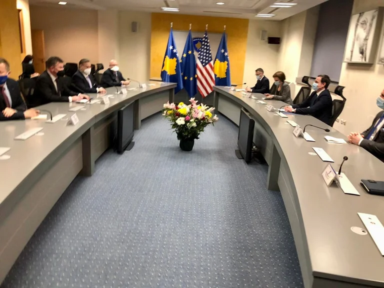 Kurt Treffen mit Escobar und Lajcak beginnt