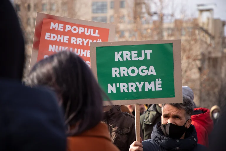 Dernier terme: P DK, LDK et AAK ont fait du bruit à l'Assemblée, mais ont-ils envoyé des commentaires contre le coût de l'électricité à la ZERE?