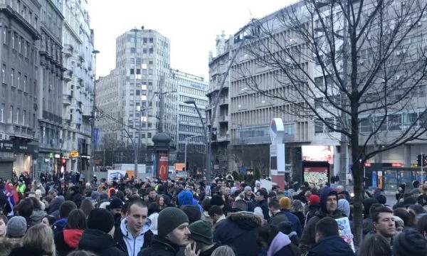 Manifestations à Belgrade, des milliers de Serbes marchent vers le gouvernement