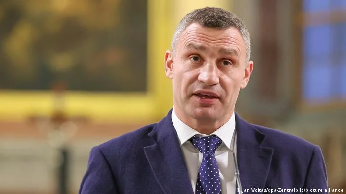 C'est Klitschko. S'il y a une guerre, je prends la mitrailleuse et j'entre dans la défense.