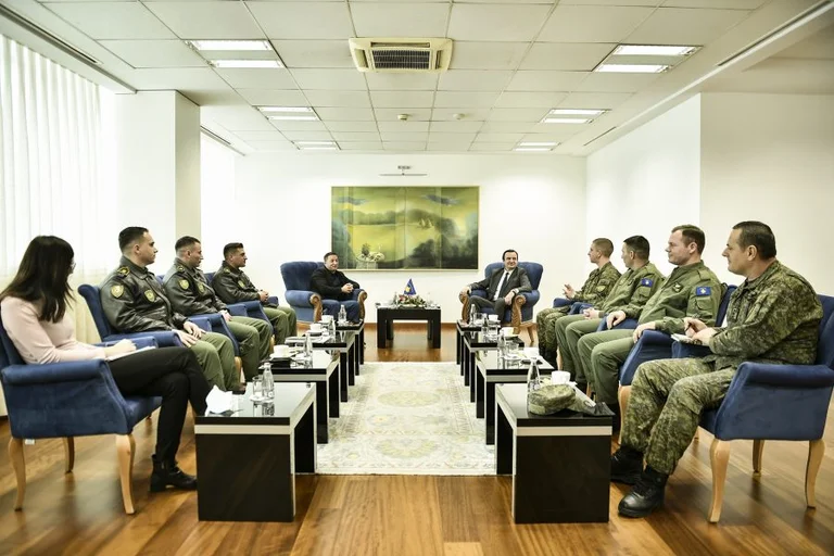 Kurti trifft drei KSF-Piloten, andere Mitglieder der National Guard Helicopters Company
