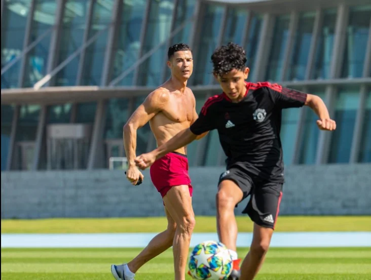 Presente e futuro: Ronaldo brucia la rete con le foto dall'allenamento con suo figlio