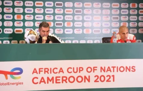 Wonder African: Antes de la conferencia, alguien corrió al escenario y se fue con cables y micrófonos