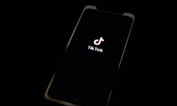 Un quattordicenne si uccide accidentalmente girando un video a TikTok