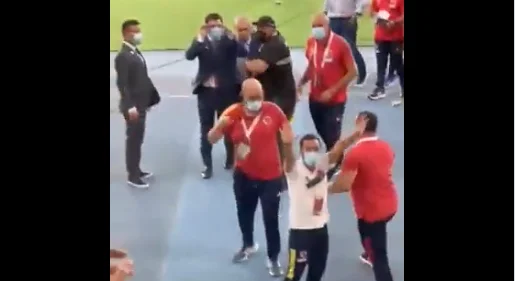 Kolumbien-Trainer von Fans angegriffen (Video)