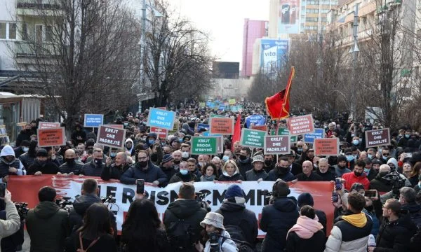 La policía es declarada después de la protesta: tres policías son fácilmente heridos.