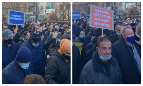 Dos funcionarios del PDK participan en la protesta del PSD