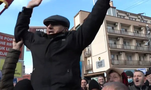 Il vecchio arrabbiato durante la protesta: vivo, ritiro la decisione, o venire in coma