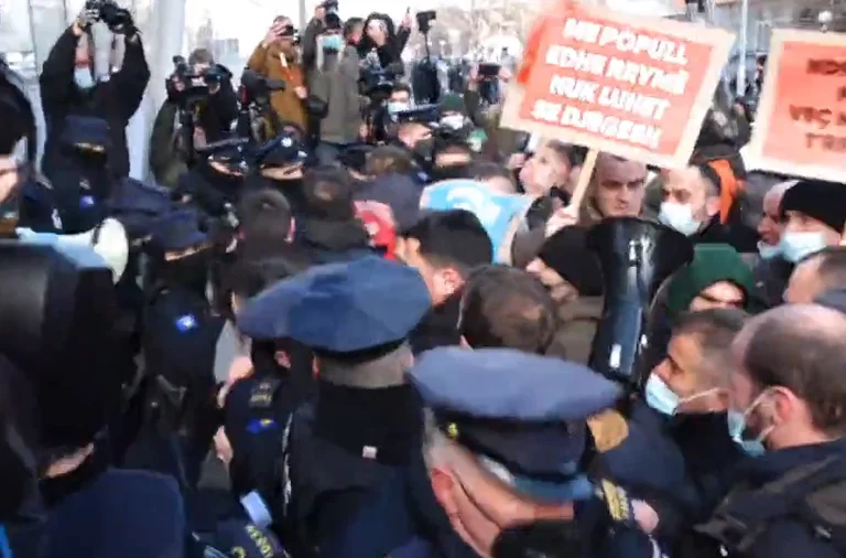 Polizeiunion versucht Menschen zu untersuchen, die drei Polizisten im Protest verletzen