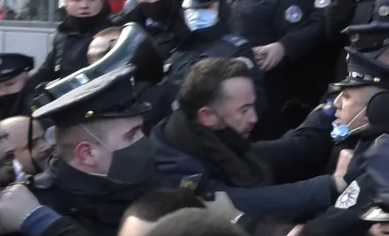 Kuci publie des images quand la police montre la violence à Moliq: L'espace appartient au citoyen