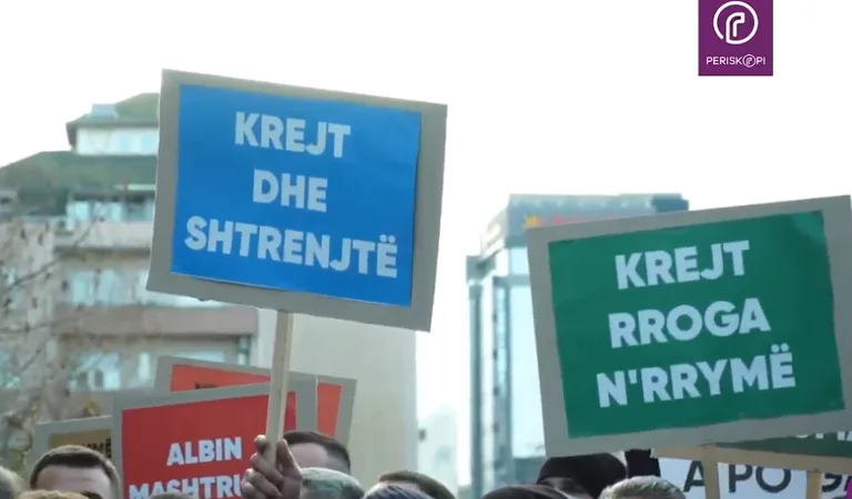 Proteste, Jubeln: Unter der Regierung der Matrapaces, völlig teuer