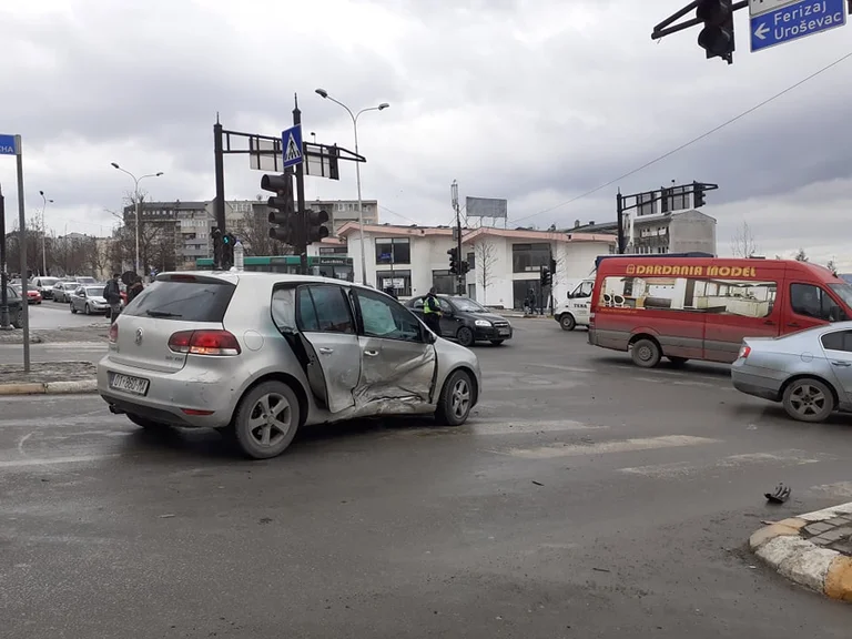 Seien Sie vorsichtig, um ein Paar zu fahren, ein schreckliches Unfall bei Studenten Mensa
