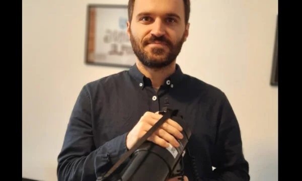 Frasher Krasniqi anuncia el megáfono antes de protestar: Estamos listos.